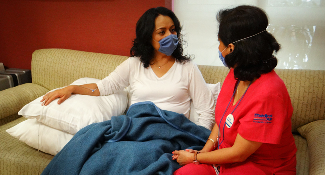 Voluntaria visitando a una paciente en hemodiálisis